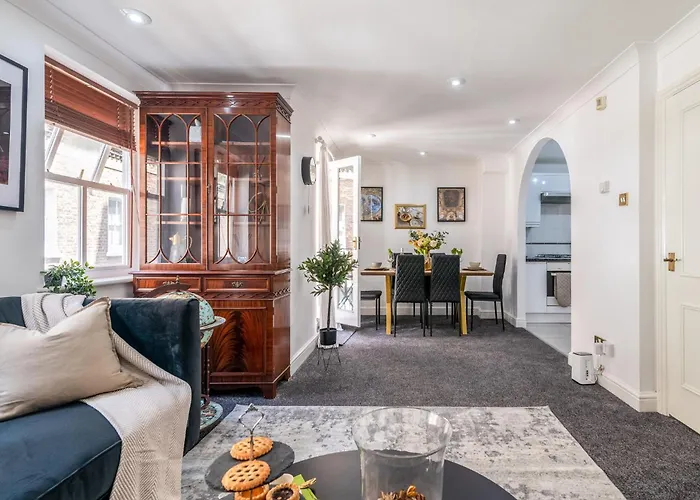 Charming 3-Bedroom London Townhouse Balcony
